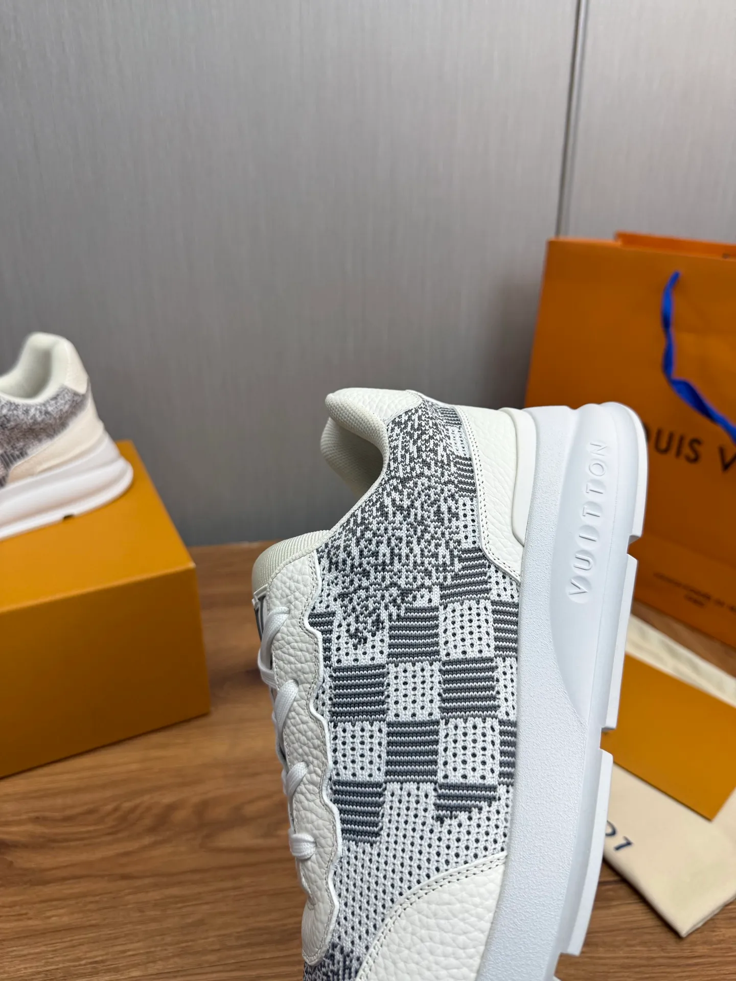 Men's shoes 💰640💰 LOUIS VUITTON [Luden Yiwei] The new trendy Lv is on the market 🎁, casual and fashionable men's shoes 👟 The upper is made of high-count and high-density fly weave + cowhide mesh lining, the original wear-resistant rubber outsole, the version is simple and elegant, exclusive for trendy men. 38-45 (45 is custom-made and cannot be returned or exchanged)